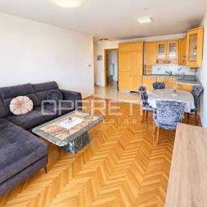 SPLIT, PAZDIGRAD – PROSTRANI TROSOBNI STAN 89 m² S GARAŽOM I POGLEDOM NA MORE