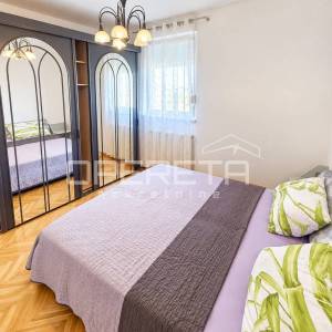SPLIT, PAZDIGRAD – PROSTRANI TROSOBNI STAN 89 m² S GARAŽOM I POGLEDOM NA MORE