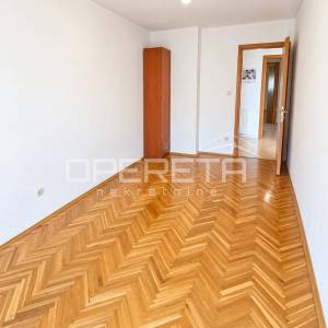 SPLIT, PAZDIGRAD – PROSTRANI TROSOBNI STAN 89 m² S GARAŽOM I POGLEDOM NA MORE