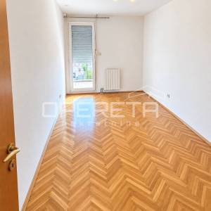 SPLIT, PAZDIGRAD – PROSTRANI TROSOBNI STAN 89 m² S GARAŽOM I POGLEDOM NA MORE