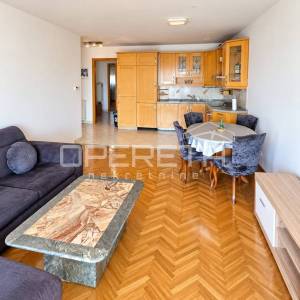 SPLIT, PAZDIGRAD – PROSTRANI TROSOBNI STAN 89 m² S GARAŽOM I POGLEDOM NA MORE