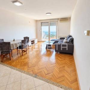 SPLIT, PAZDIGRAD – PROSTRANI TROSOBNI STAN 89 m² S GARAŽOM I POGLEDOM NA MORE