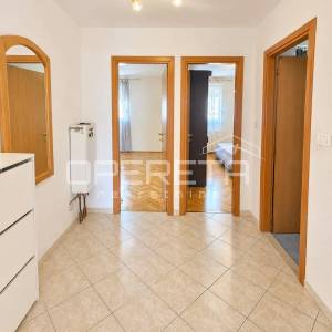SPLIT, PAZDIGRAD – PROSTRANI TROSOBNI STAN 89 m² S GARAŽOM I POGLEDOM NA MORE