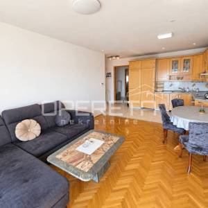 SPLIT, PAZDIGRAD – PROSTRANI TROSOBNI STAN 89 m² S GARAŽOM I POGLEDOM NA MORE