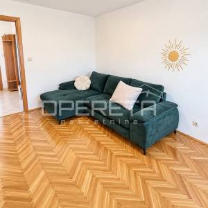 SPLIT, PAZDIGRAD – PROSTRANI TROSOBNI STAN 89 m² S GARAŽOM I POGLEDOM NA MORE