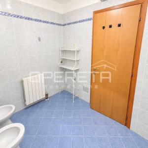 SPLIT, PAZDIGRAD – PROSTRANI TROSOBNI STAN 89 m² S GARAŽOM I POGLEDOM NA MORE