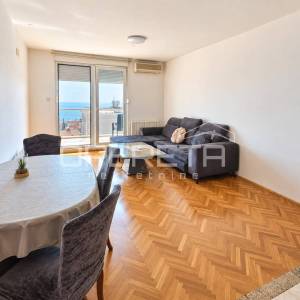 SPLIT, PAZDIGRAD – PROSTRANI TROSOBNI STAN 89 m² S GARAŽOM I POGLEDOM NA MORE