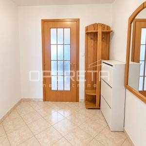 SPLIT, PAZDIGRAD – PROSTRANI TROSOBNI STAN 89 m² S GARAŽOM I POGLEDOM NA MORE