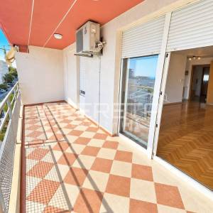 SPLIT, PAZDIGRAD – PROSTRANI TROSOBNI STAN 89 m² S GARAŽOM I POGLEDOM NA MORE