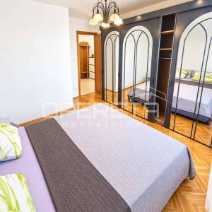 SPLIT, PAZDIGRAD – PROSTRANI TROSOBNI STAN 89 m² S GARAŽOM I POGLEDOM NA MORE