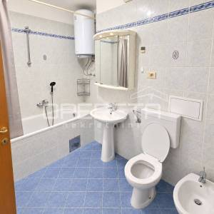 SPLIT, PAZDIGRAD – PROSTRANI TROSOBNI STAN 89 m² S GARAŽOM I POGLEDOM NA MORE