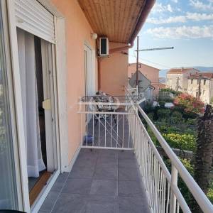Stan sa parkingom 350 metara od plaže