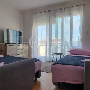 Stan sa parkingom 350 metara od plaže