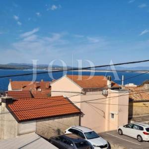 Stan sa parkingom 350 metara od plaže