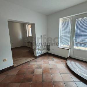 Sveta Nedelja-centar, poslovni prostor 45m2 u prizemlju zgrade