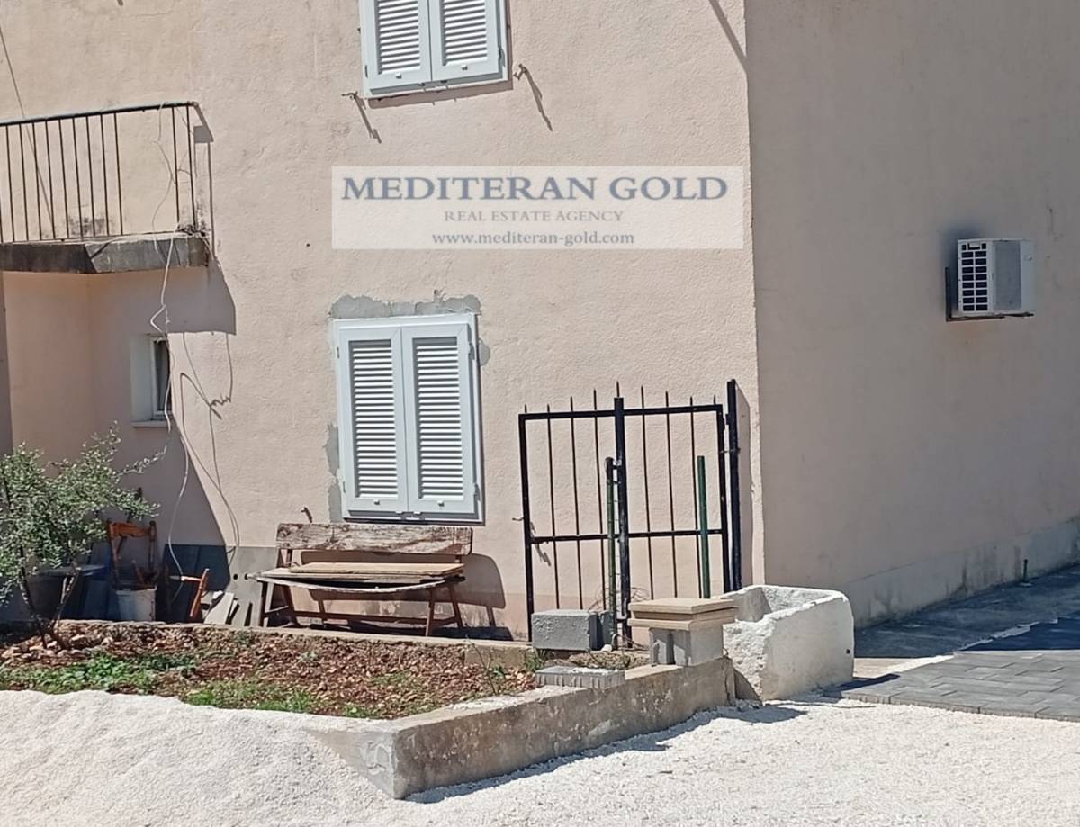 Trogir, Seget Donji, kuća za prosaju