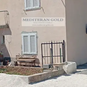 Trogir, Seget Donji, kuća za prosaju
