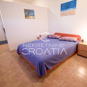 TROGIR, SEGET: kuća sa 6 apartmana!