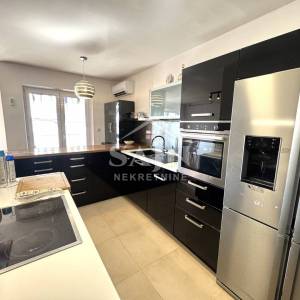 Trogir/Kompletno namješten trosoban stan 