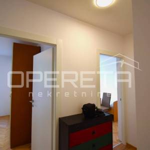 Uređen dvosoban stan s balkonom i dnevnim boravkom 74m2