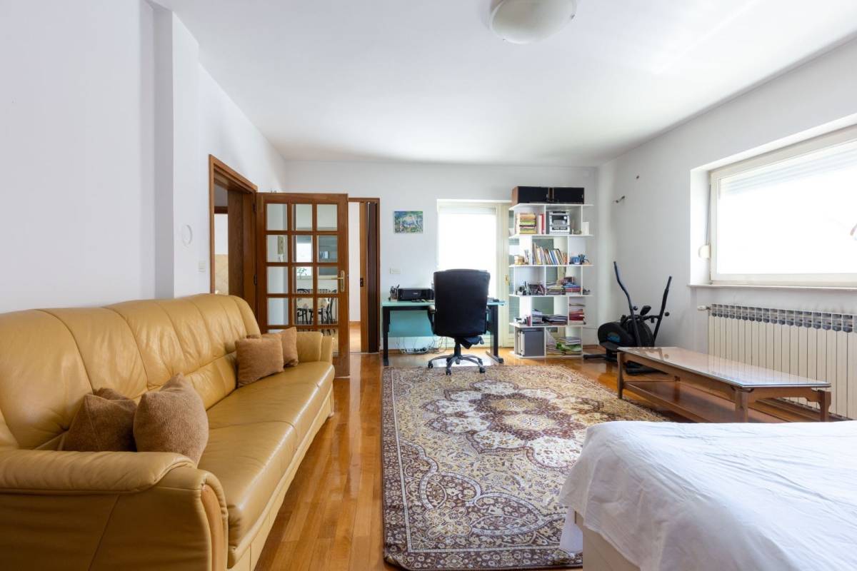 Veliko Polje - Samostojeća kuća - 335 m² - 5 soba - garaža, okućnica