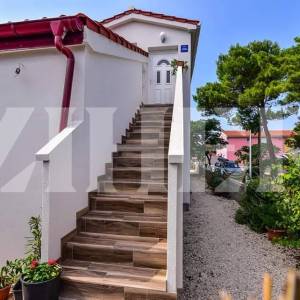 VIR – dvojna kuća, 124,42 m², 350 m od mora, 2 app, garaža, 2 pm