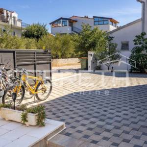 Vodice, moderna kuća s bazenom i krovnom terasom