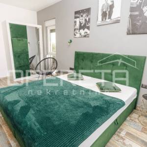 Vodice, moderna kuća s bazenom i krovnom terasom