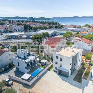 Vodice, moderna kuća s bazenom i krovnom terasom