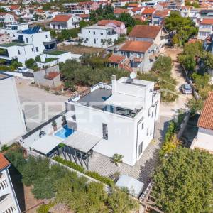 Vodice, moderna kuća s bazenom i krovnom terasom