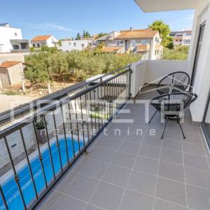 Vodice, moderna kuća s bazenom i krovnom terasom