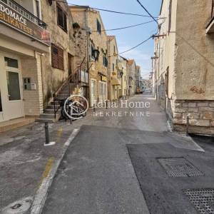 Vodice/centar/kuća/stara jezgra/80m od mora/PRILIKA!