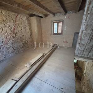 Vrbnik, primorska kuća u nizu