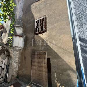 Vrbnik, primorska kuća u nizu