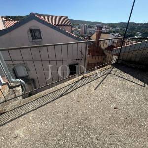 Vrbnik, primorska kuća u nizu