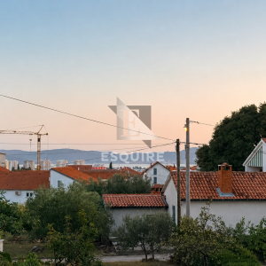 ZADAR – PLOVANIJA, komforan dvoetažni stan od 100,65 m² s vrtom, terasom i dva parkirna mjesta!!