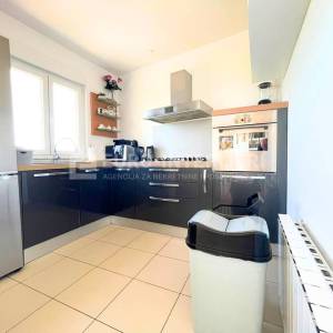 Zagreb, Borčec, dvoetažan četverosoban stan 116 m2 s privatnim vrtom 390 m2 + 2 PM