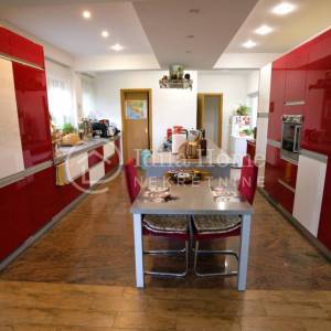 Zagreb/Horvati/vila 440m2sa 1908m2 okućnice/komplet namješteno i opremljeno/PRILIKA!