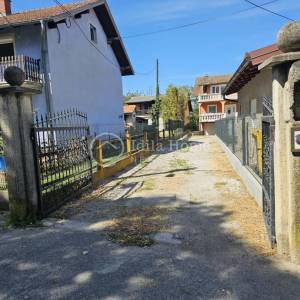 Zagreb/Savica/kuća sa tri odvojena stana/PRILIKA!