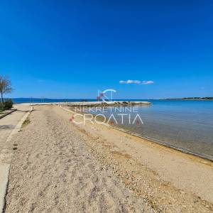 ZATON: 2SP sobe, 2 SPREMIŠTA, 2 TERASE I DVORIŠTE, 100 m OD PLAŽE!