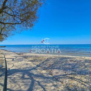 ZATON: 2SP sobe, 2 SPREMIŠTA, 2 TERASE I DVORIŠTE, 100 m OD PLAŽE!