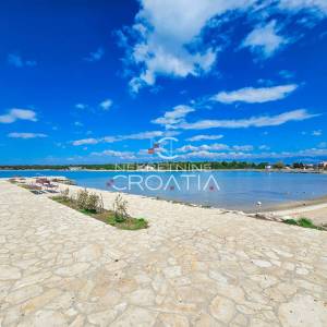 ZATON: 2SP sobe, 2 SPREMIŠTA, 2 TERASE I DVORIŠTE, 100 m OD PLAŽE!