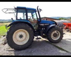 Traktor new holland 8560