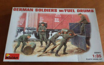 Maketa figurice German soldiers with fuel drums 1/35 1:35