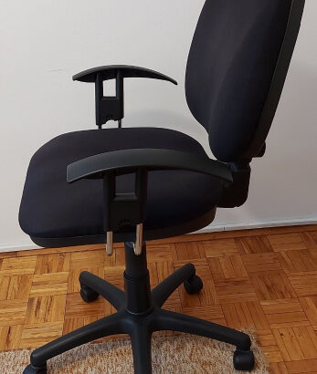 Uredska stolica, crna, podesiva visina, naslon i rukonasloni; ZG