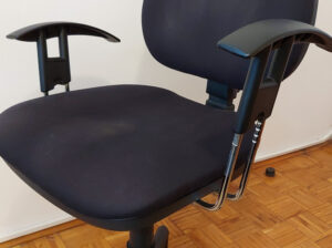 Uredska stolica, crna, podesiva visina, naslon i rukonasloni; ZG