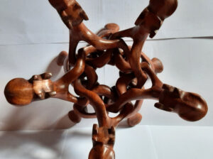 Prodajem rijetku afričku skulpturu s isprepletenim devama sklopivu
