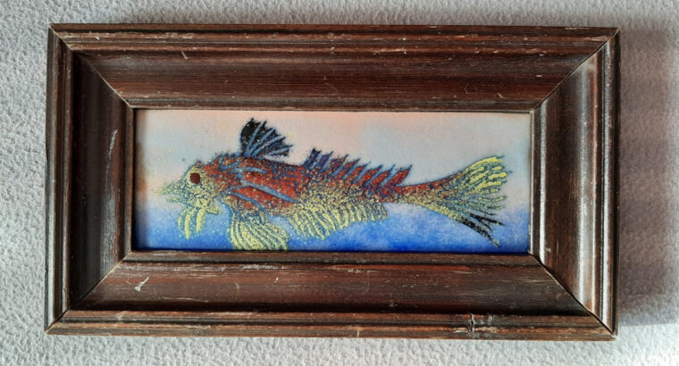 Prodajem slike email na keramici motiv riba s okvirom akademski slikar