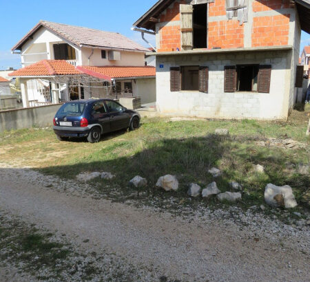 Prodaje se nedovršena kuća u Lozicama na otoku Viru, 550 m od mora.