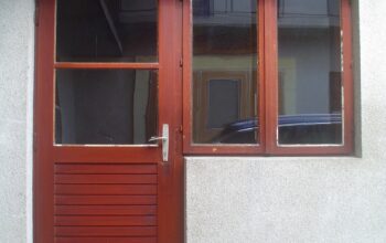 Drvena stijena – jednokrilna vrata sa prozorom – POVOLJNO